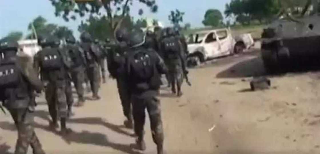 Yadda Sojoji suka ci Sambisa da yaki (Hotuna/bidiyo) Yadda Sojoji suka ci Sambisa da yaki (Hotuna/bidiyo)