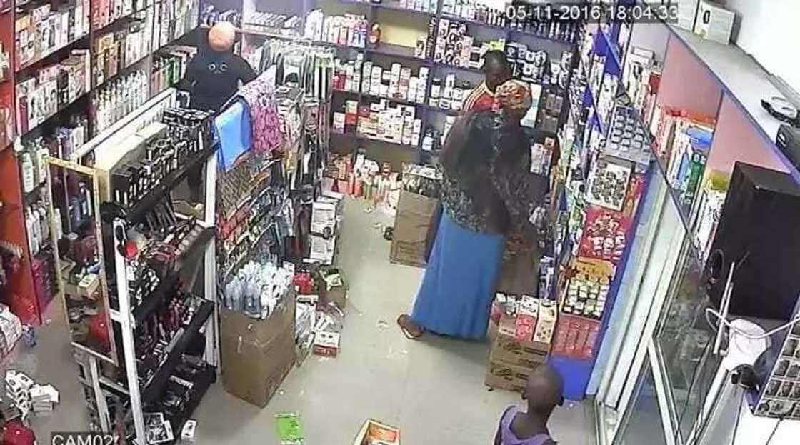 An kama wata mata a Abuja da yara suna satan kaya a wani b An kama wata mata a Abuja da yara suna satan kaya a wani b