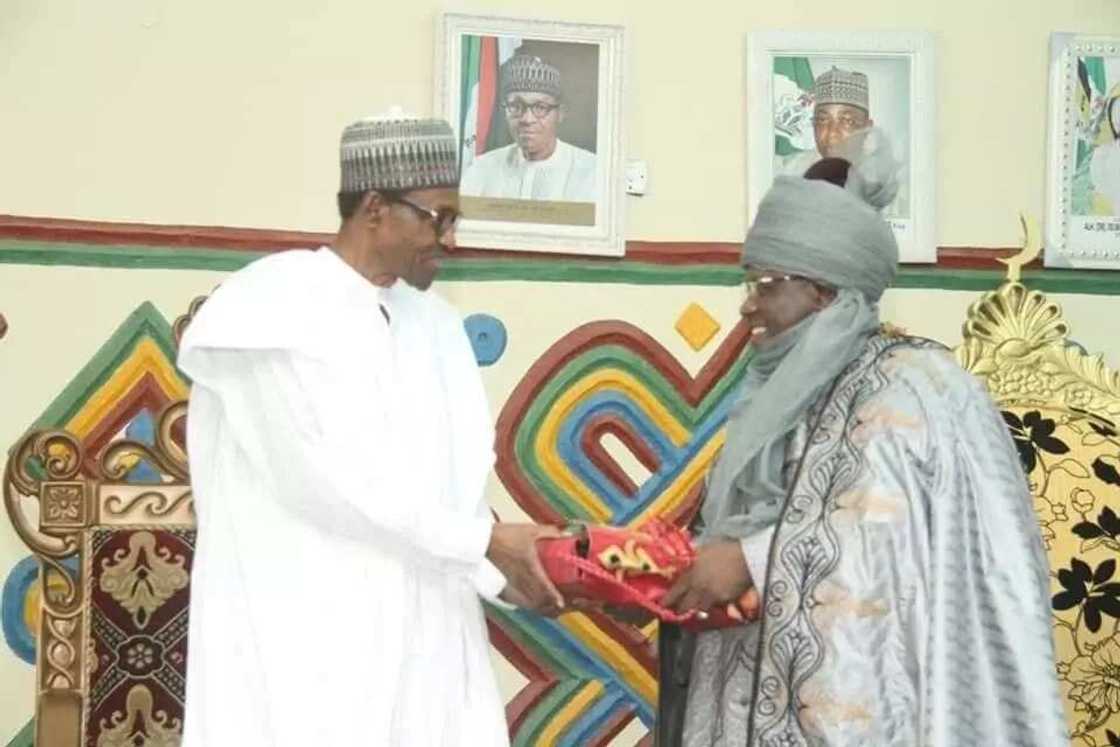 A karamci irin na Sarkin Bauchi ya baiwa shugaba Buhari muhimman kyautuka guda biyu (Hotuna) A karamci irin na Sarkin Bauchi ya baiwa shugaba Buhari muhimman kyautuka guda biyu (Hotuna)