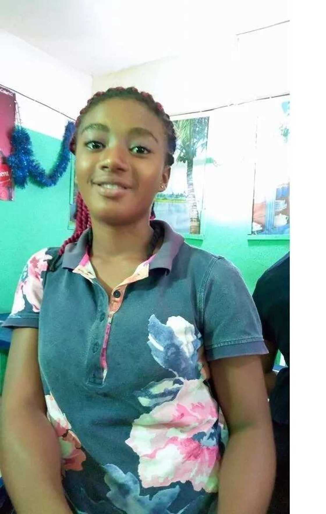 Meet beautiful young lady who sells groundnut to pay her school fees (photos) Meet beautiful young lady who sells groundnut to pay her school fees (photos)