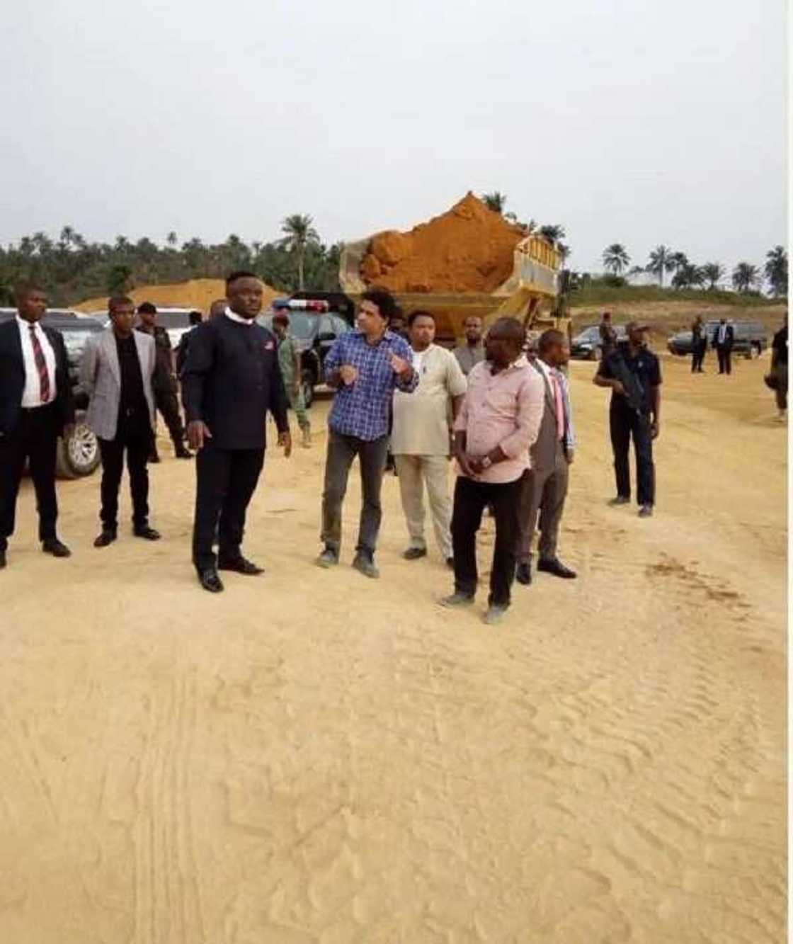 Governor Ayade talking to workers