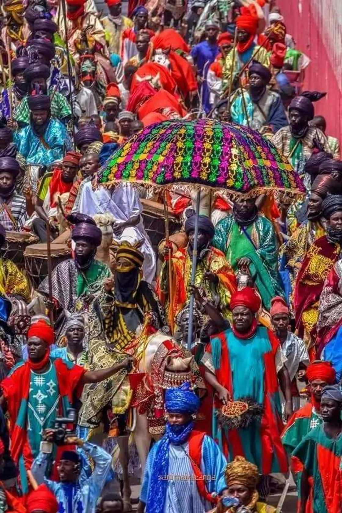 Dawisu sarkin ado: Garin Kano ya cika ya tunbatsa yayinda ake Hawan Daba na 2018 (hotuna)