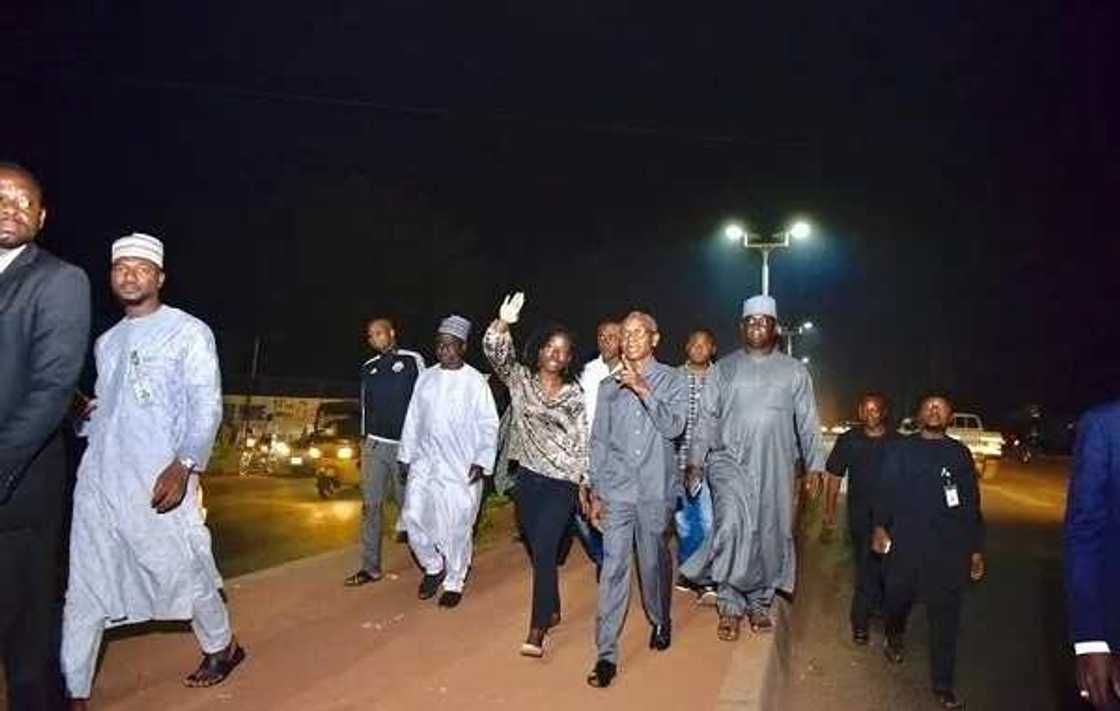 Gwamna Nasir Ahmad El-Rufai kenan yana duba fitilun kan titi da aka saka a cikin garin Kaduna da kan sa Gwamna Nasir Ahmad El-Rufai kenan yana duba fitilun kan titi da aka saka a cikin garin Kaduna da kan sa