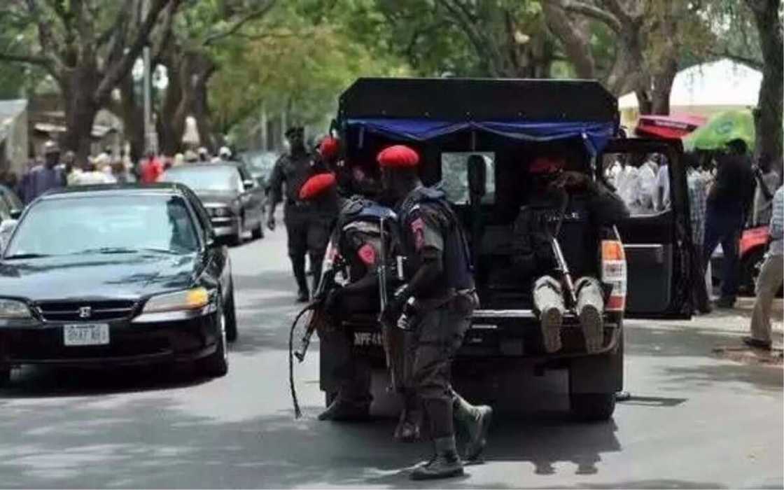 Jami'an 'yan sanda sun damke wasu 'yan fashi kafin su tafka wata mummunar barna Jami'an 'yan sanda sun damke wasu 'yan fashi kafin su tafka wata mummunar barna