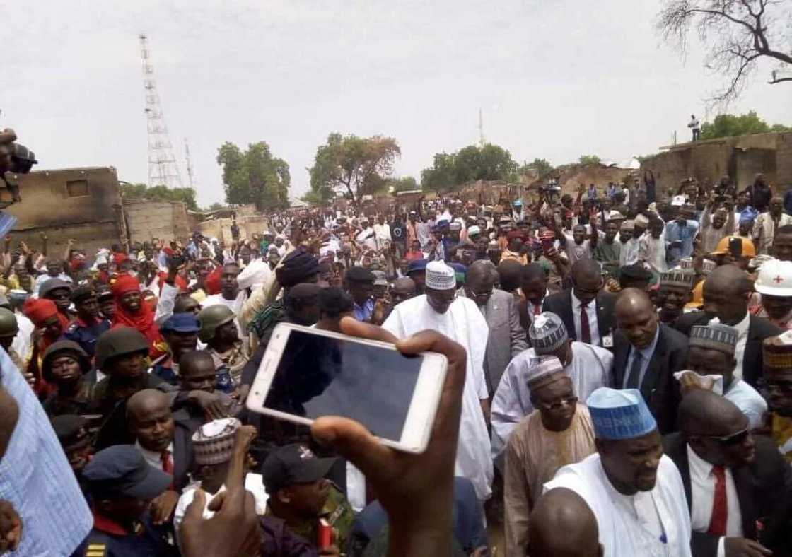 Da dumin sa: Buhari ya zubar da hawaye yayin da ya ziyarci kasuwar Azare da gobara ta lalata,kalli hotuna Da dumin sa: Buhari ya zubar da hawaye yayin da ya ziyarci kasuwar Azare da gobara ta lalata,kalli hotuna