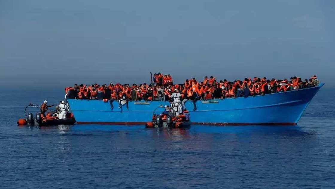 Hatsari ba sai a mota ba: Jirgi ya kife da 'yan ci-rani 200 daga Najeriya da wasu kasashen Afrika Hatsari ba sai a mota ba: Jirgi ya kife da 'yan ci-rani 200 daga Najeriya da wasu kasashen Afrika