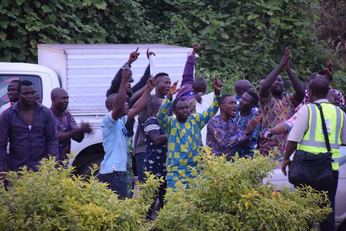 Hangen nasara: Magoya bayan PDP sun fara rera waka suna tikar rawar murna Hangen nasara: Magoya bayan PDP sun fara rera waka suna tikar rawar murna