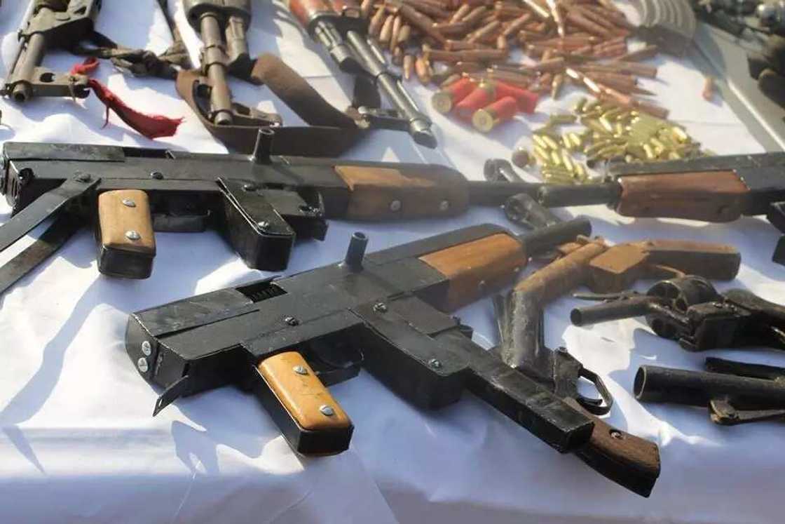 Dubi hotunan gungun 'yan fashi 48 da aka kama tare da makamai a jihar Neja Dubi hotunan gungun 'yan fashi 48 da aka kama tare da makamai a jihar Neja