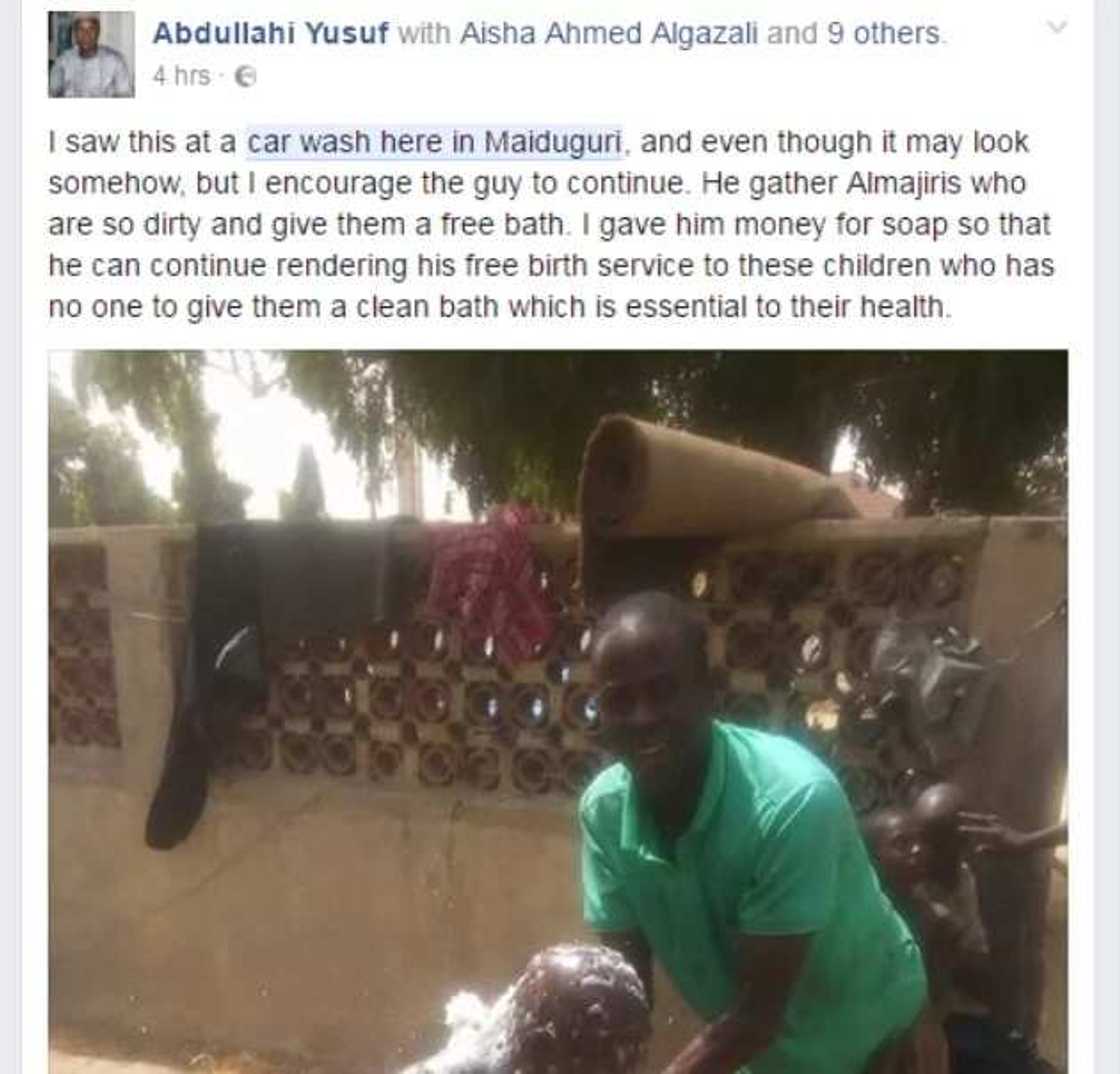 Wani mutumi yayi ma kazaman Almajirai wanka a Maiduguri (Kalli hotuna) Wani mutumi yayi ma kazaman Almajirai wanka a Maiduguri (Kalli hotuna)