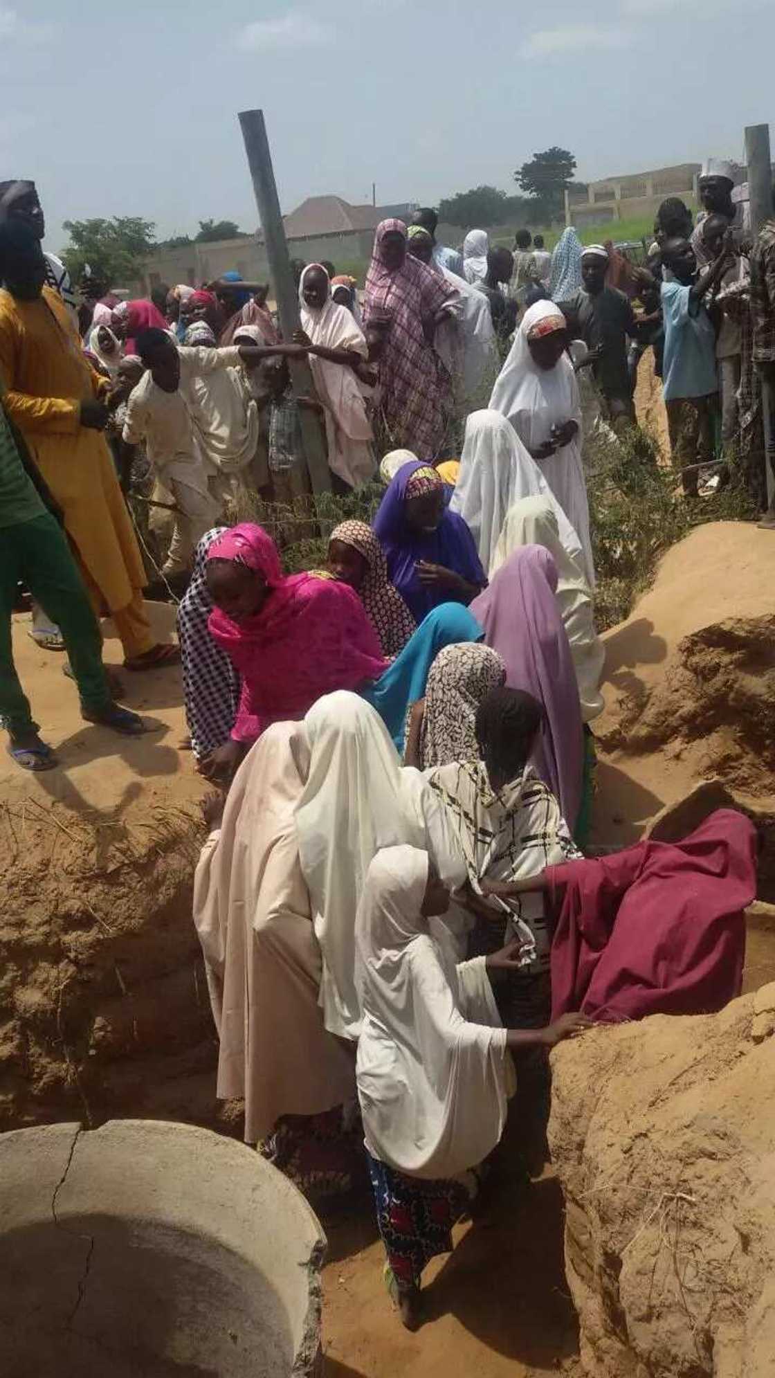 Kasar tukunya ya zama magani? Kasar tukunya ya zama magani?