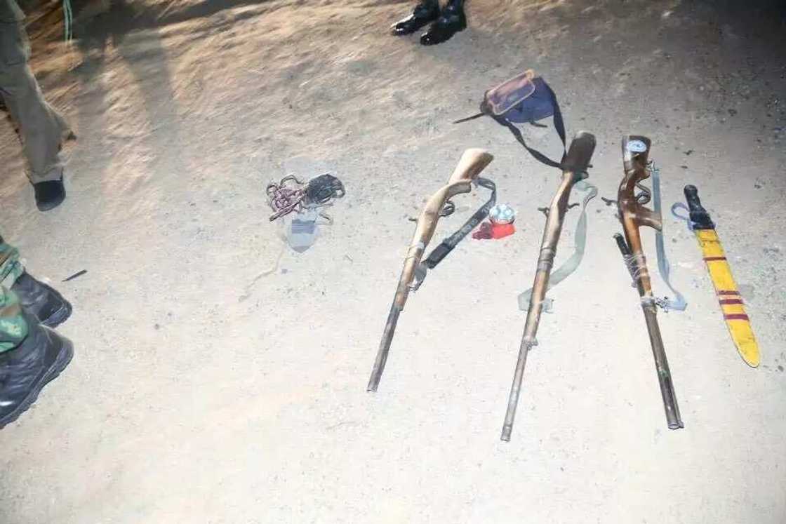 Gaba da gaban ta: ‘Yan fashin da suka tare hanyar Buratai a Adamawa sun ji maza, kalli hotunan su Gaba da gaban ta: ‘Yan fashin da suka tare hanyar Buratai a Adamawa sun ji maza, kalli hotunan su