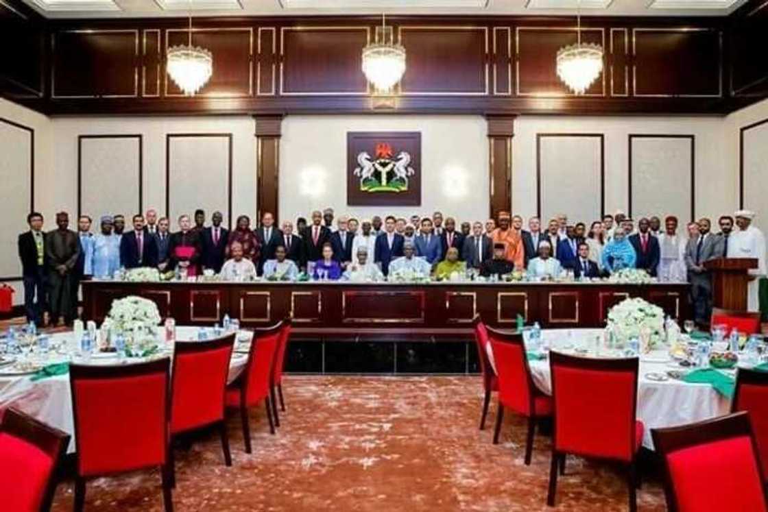 Buhari ya karya Azuminsa tare da jakadun kasashen Duniya (Hotuna) Buhari ya karya Azuminsa tare da jakadun kasashen Duniya (Hotuna)