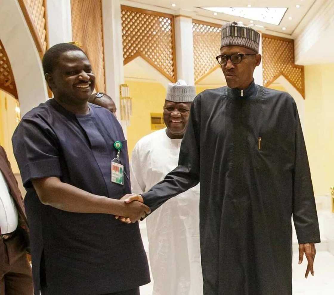 Buhari ba zaiyi cacar-baki da Obasanjo ba saboda yana gaba dashi a aikin Soja - Femi Adesina Buhari ba zaiyi cacar-baki da Obasanjo ba saboda yana gaba dashi a aikin Soja - Femi Adesina