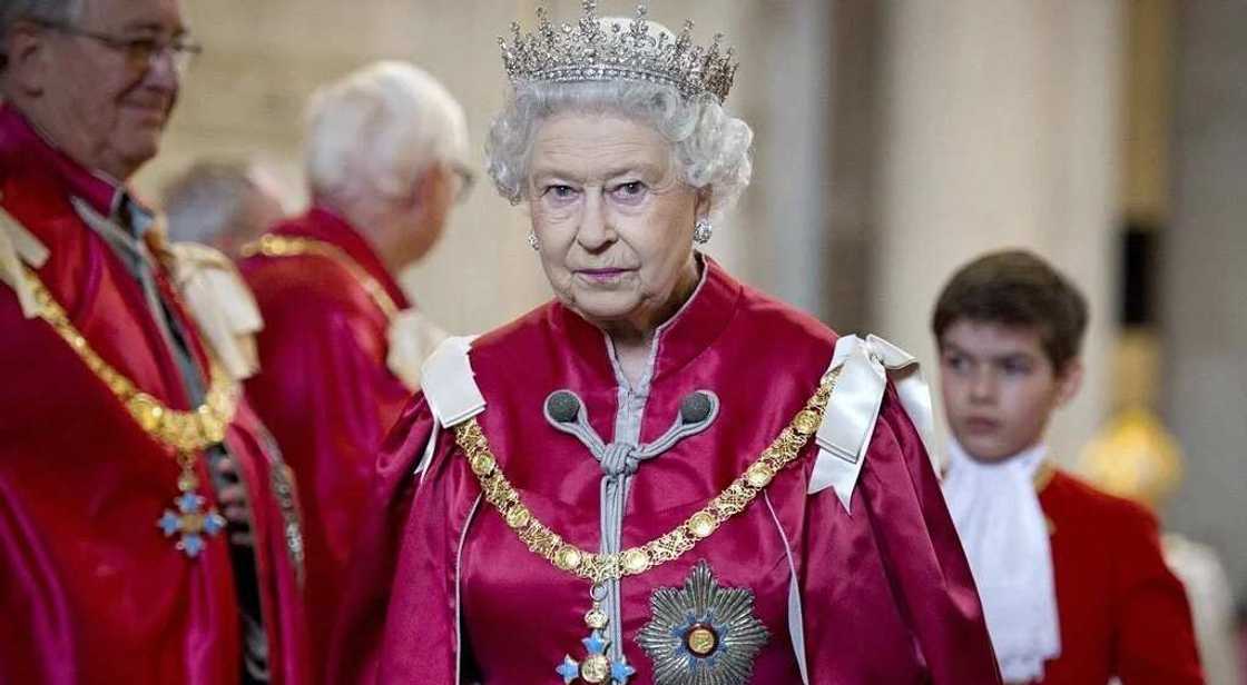 Wani matashi ya budewa motar Sarauniyar Ingila wuta Wani matashi ya budewa motar Sarauniyar Ingila wuta