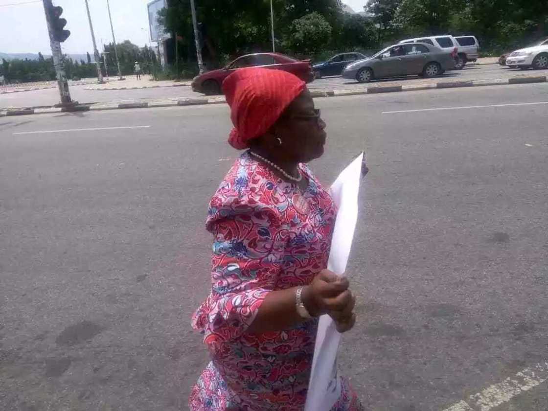 Oby Ezekwesili begins solo march to Villa over killing in Nigeria (photos) Oby Ezekwesili begins solo march to Villa over killing in Nigeria (photos)