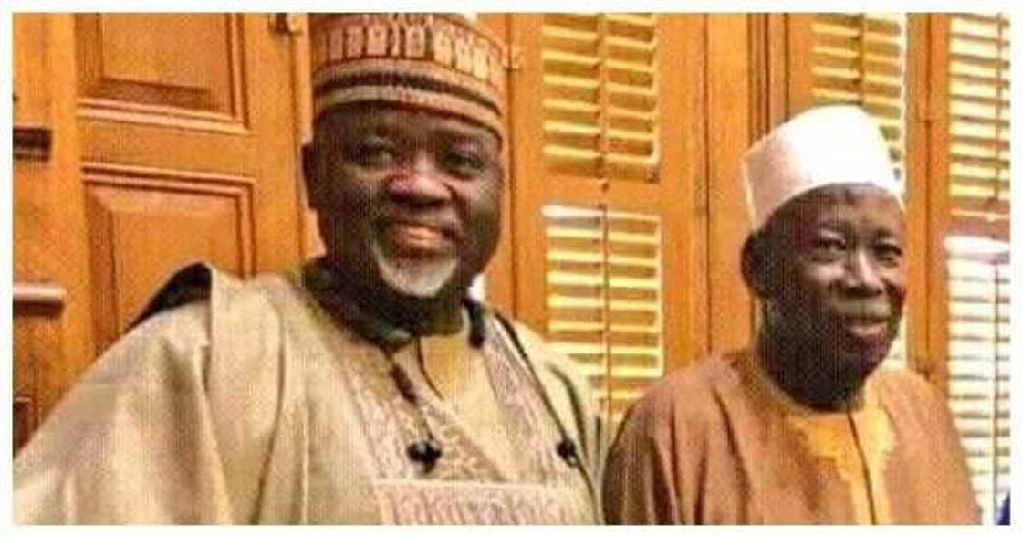 Yanzu Yanzu: Gwamnan jihar Kano ya rantsar da sabon mataimakin gwamna Yanzu Yanzu: Gwamnan jihar Kano ya rantsar da sabon mataimakin gwamna