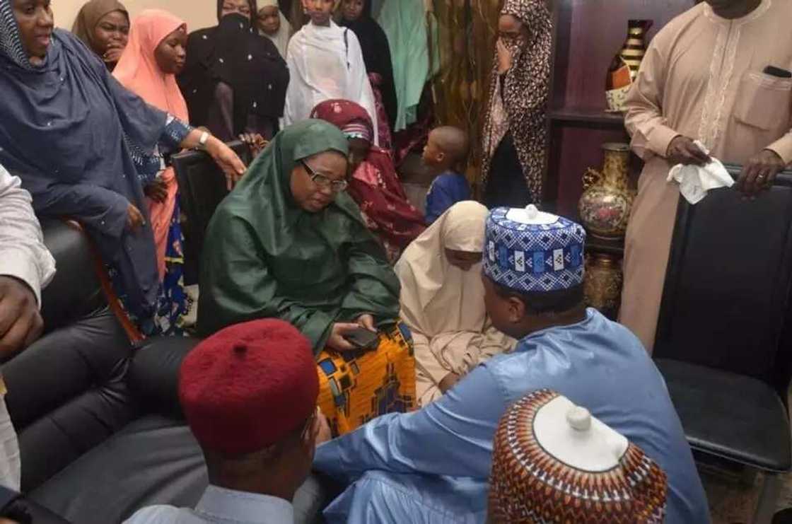 Cikin Hotuna: Shugaban hafsin sojin sama ya je mika ta'aziyya ga Mahaifan Sojan Saman nan da Ajali ya katsewa hanzari Cikin Hotuna: Shugaban hafsin sojin sama ya je mika ta'aziyya ga Mahaifan Sojan Saman nan da Ajali ya katsewa hanzari