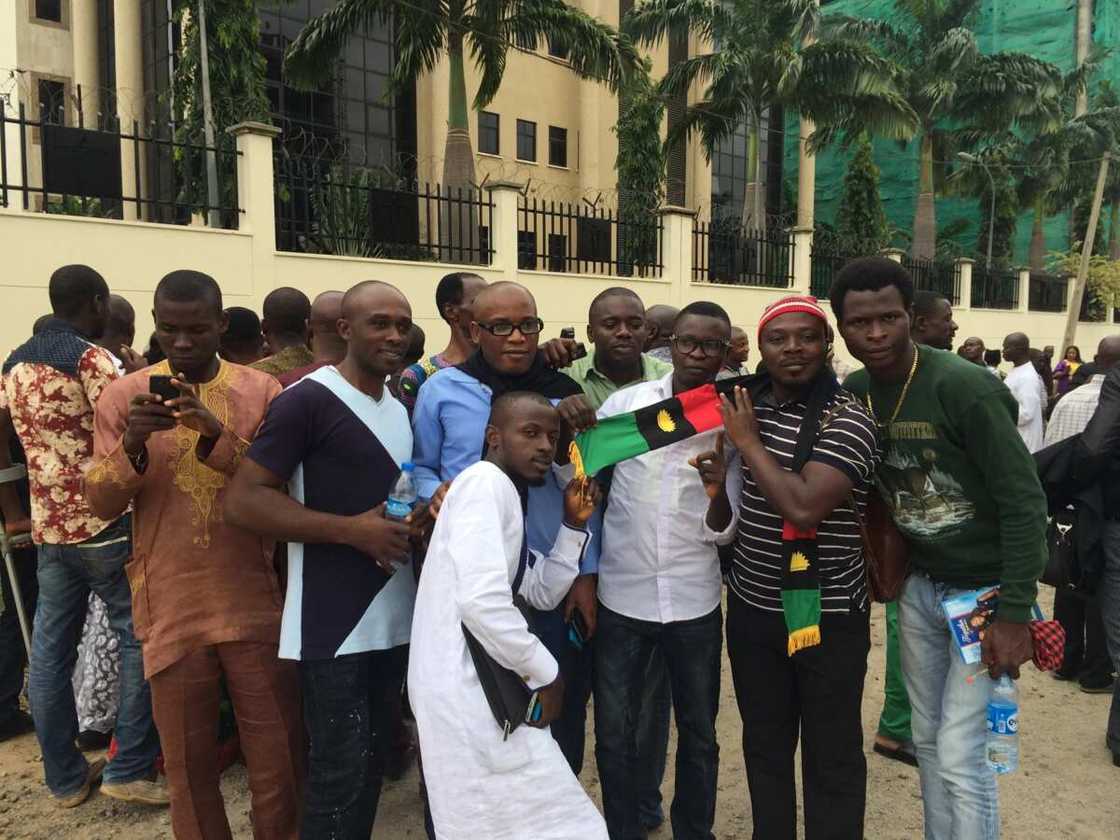 Nnamdi kanu, mother and supporters appear in court today (video) Nnamdi kanu, mother and supporters appear in court today (video)