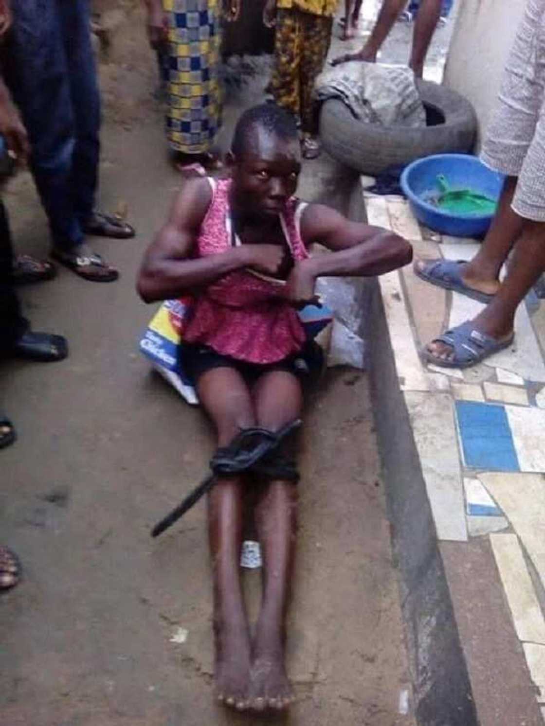 Wani gardi ya ci bugu bayan an kama shi da shigar mata yana kokarin satar yara ‘yan makaranta Wani gardi ya ci bugu bayan an kama shi da shigar mata yana kokarin satar yara ‘yan makaranta