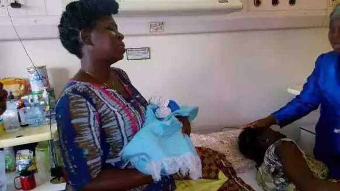 Ta haifi yan uku bayan kwashe shekaru 29 bata haihu ba Ta haifi yan uku bayan kwashe shekaru 29 bata haihu ba