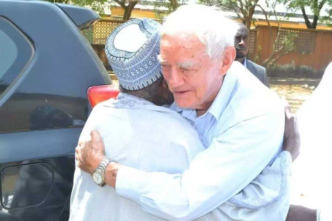 Hawaye ya kwaranya yayinda malamin katolika da malamin musulunci suka rungume juna a Minna (Hotuna, Bidiyo) Hawaye ya kwaranya yayinda malamin katolika da malamin musulunci suka rungume juna a Minna (Hotuna, Bidiyo)