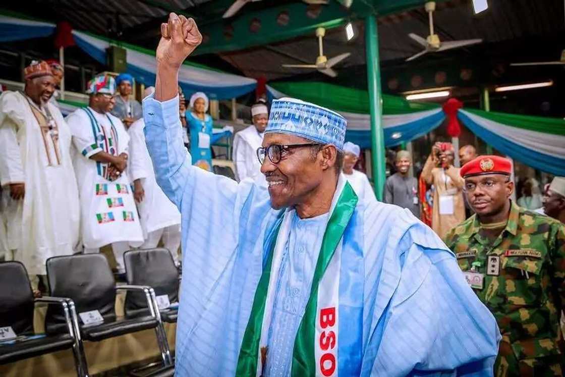 Zabe: Tsofin Janar 52 sun goyi bayan takarar shugaba Buhari Zabe: Tsofin Janar 52 sun goyi bayan takarar shugaba Buhari