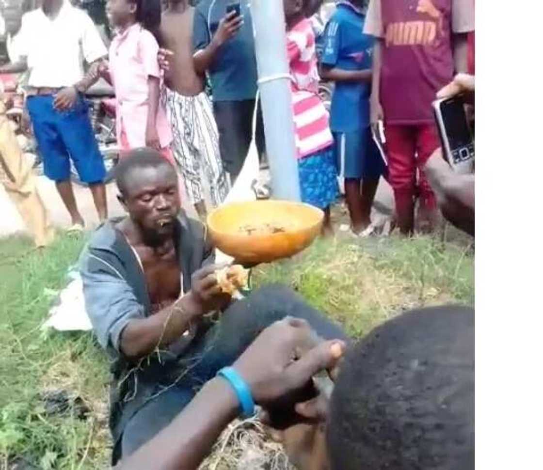 Man pretending to be mad allegedly tries hypnotizing school pupils (photo, video) Man pretending to be mad allegedly tries hypnotizing school pupils (photo, video)