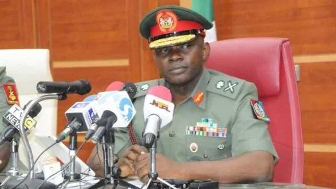 An baiwa sojin Najeriya umarnin koyon yarukan Hausa, Igbo, da Yoruba cikin shekarar daya An baiwa sojin Najeriya umarnin koyon yarukan Hausa, Igbo, da Yoruba cikin shekarar daya