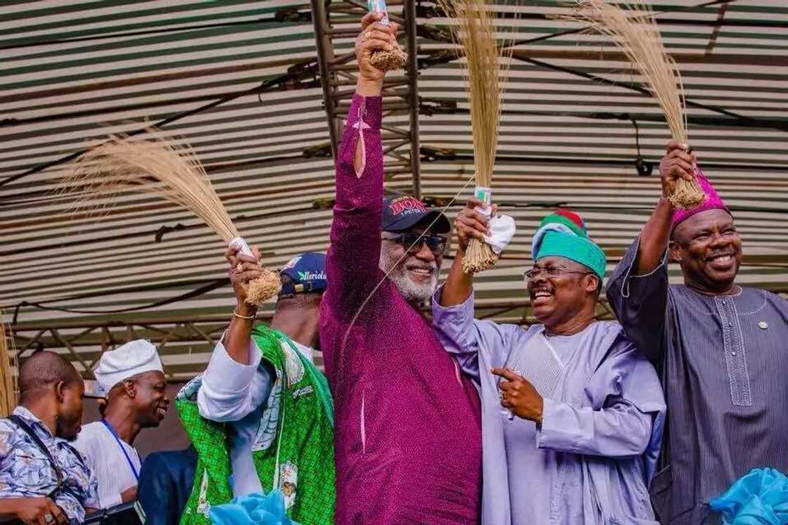 Oshiomhole dan jagaliya ne, bai cancanci shugabancin APC ba – Gwamna Akeredolu Oshiomhole dan jagaliya ne, bai cancanci shugabancin APC ba – Gwamna Akeredolu