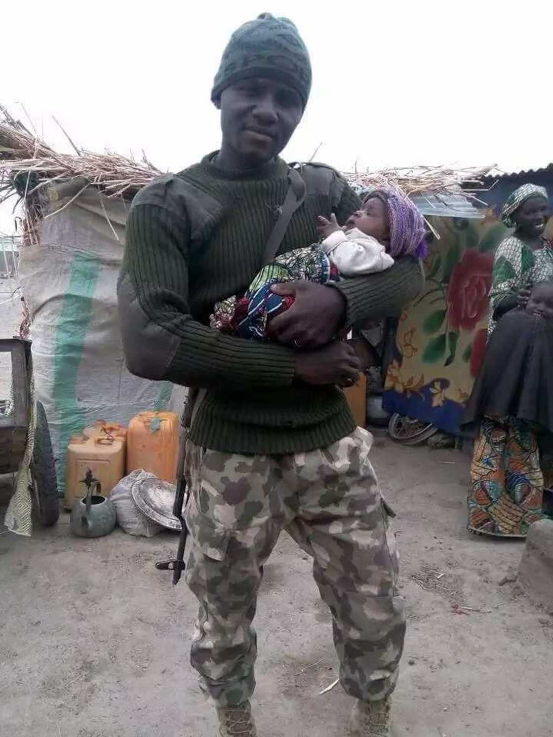 Wani soja ya tsaya don taimakawa masu ciki a lokacin yaki da Boko Haram Wani soja ya tsaya don taimakawa masu ciki a lokacin yaki da Boko Haram