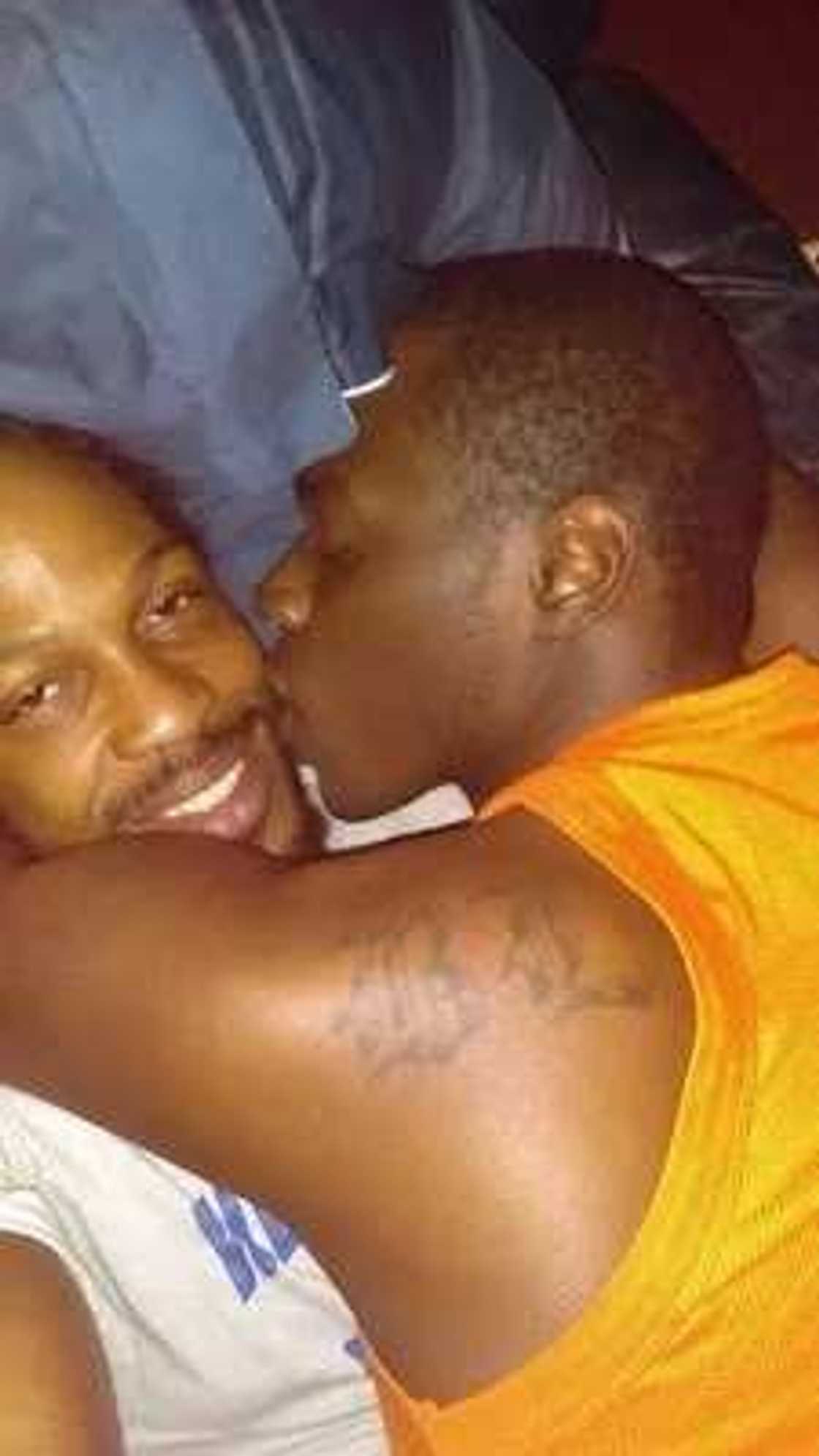 Kalli hotunan wani yan luwadi da aka yada a Facebook Kalli hotunan wani yan luwadi da aka yada a Facebook