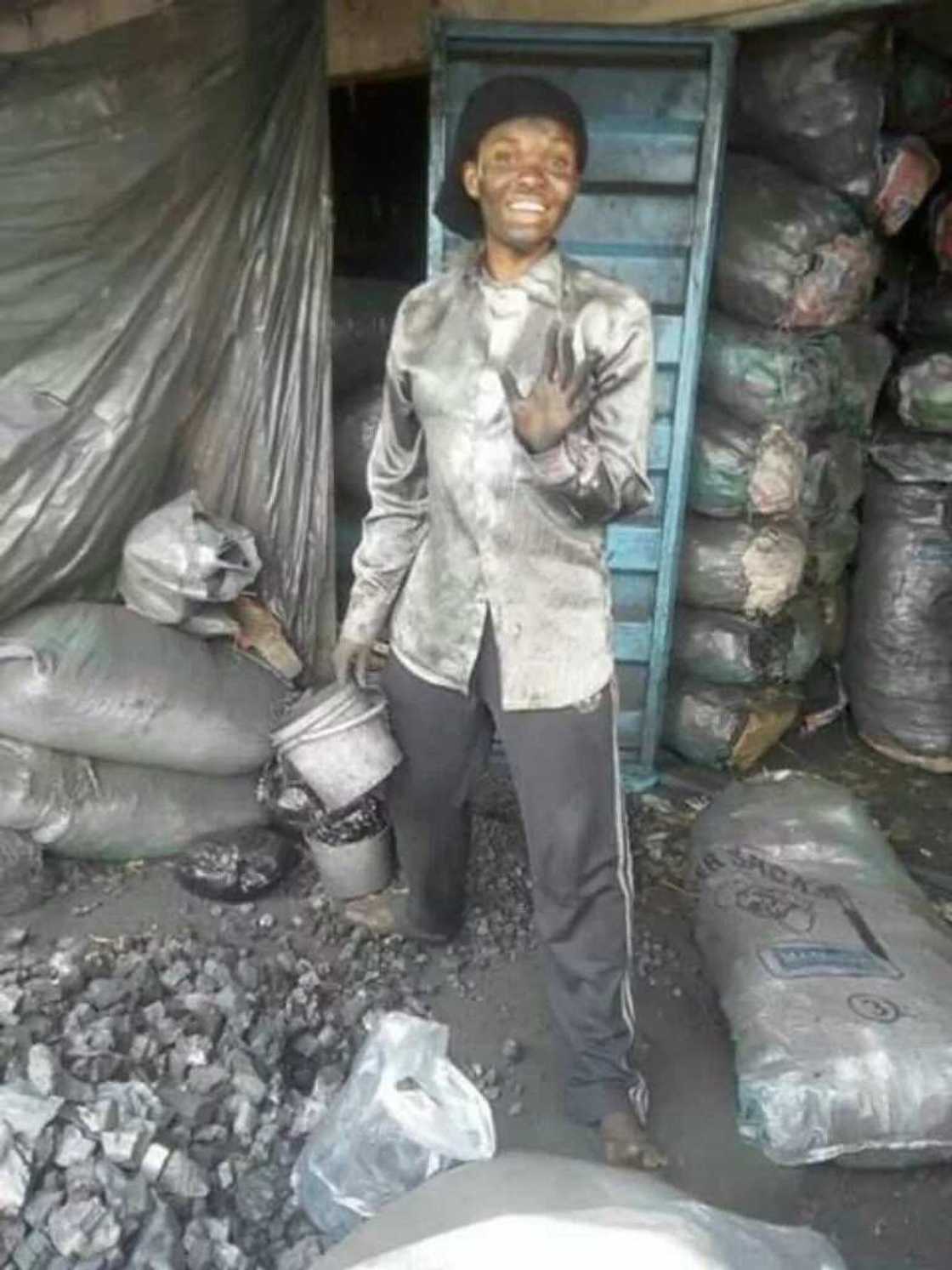 Hotunan kyaukkyawar yarinya mai kwalin digiri ta kama sana'ar sayarda gawayi - Bude kusha kallo Hotunan kyaukkyawar yarinya mai kwalin digiri ta kama sana'ar sayarda gawayi - Bude kusha kallo