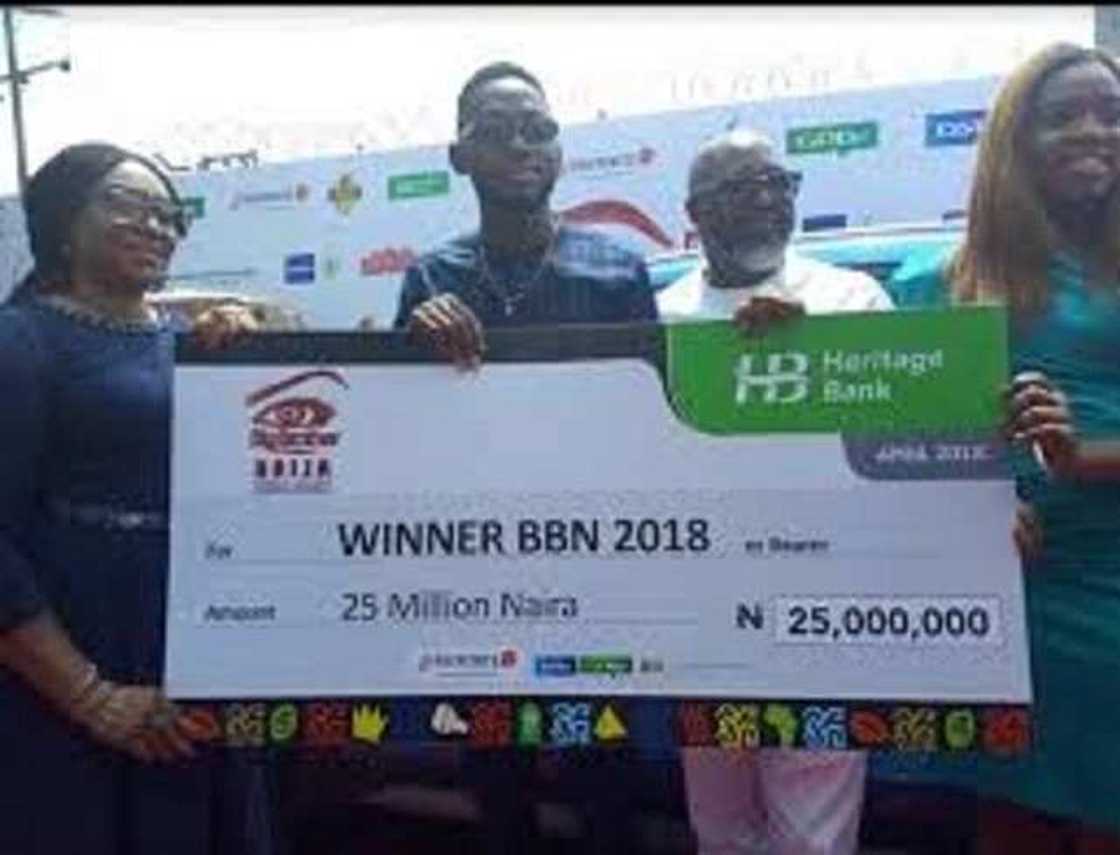 Cin fuska ko yabawa: An baiwa dalibin da ya zamo zakara a jami’a kyautar Naira dubu biyo Cin fuska ko yabawa: An baiwa dalibin da ya zamo zakara a jami’a kyautar Naira dubu biyo