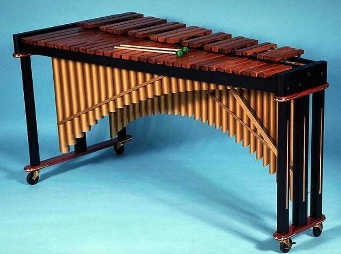 Hausa muzikos instrumentai ir jųHausa muzikos instrumentai ir jų  