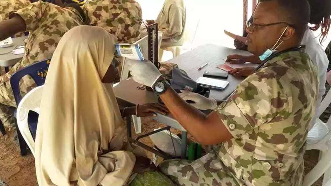 Sojoji sun duba lafiyar yan farar hula a kyauta a garin Maiduguri (hotuna) Sojoji sun duba lafiyar yan farar hula a kyauta a garin Maiduguri (hotuna)