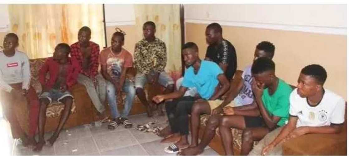 EFCC ta cafke gungun matasa 'yan damfara a jihar Ogun EFCC ta cafke gungun matasa 'yan damfara a jihar Ogun