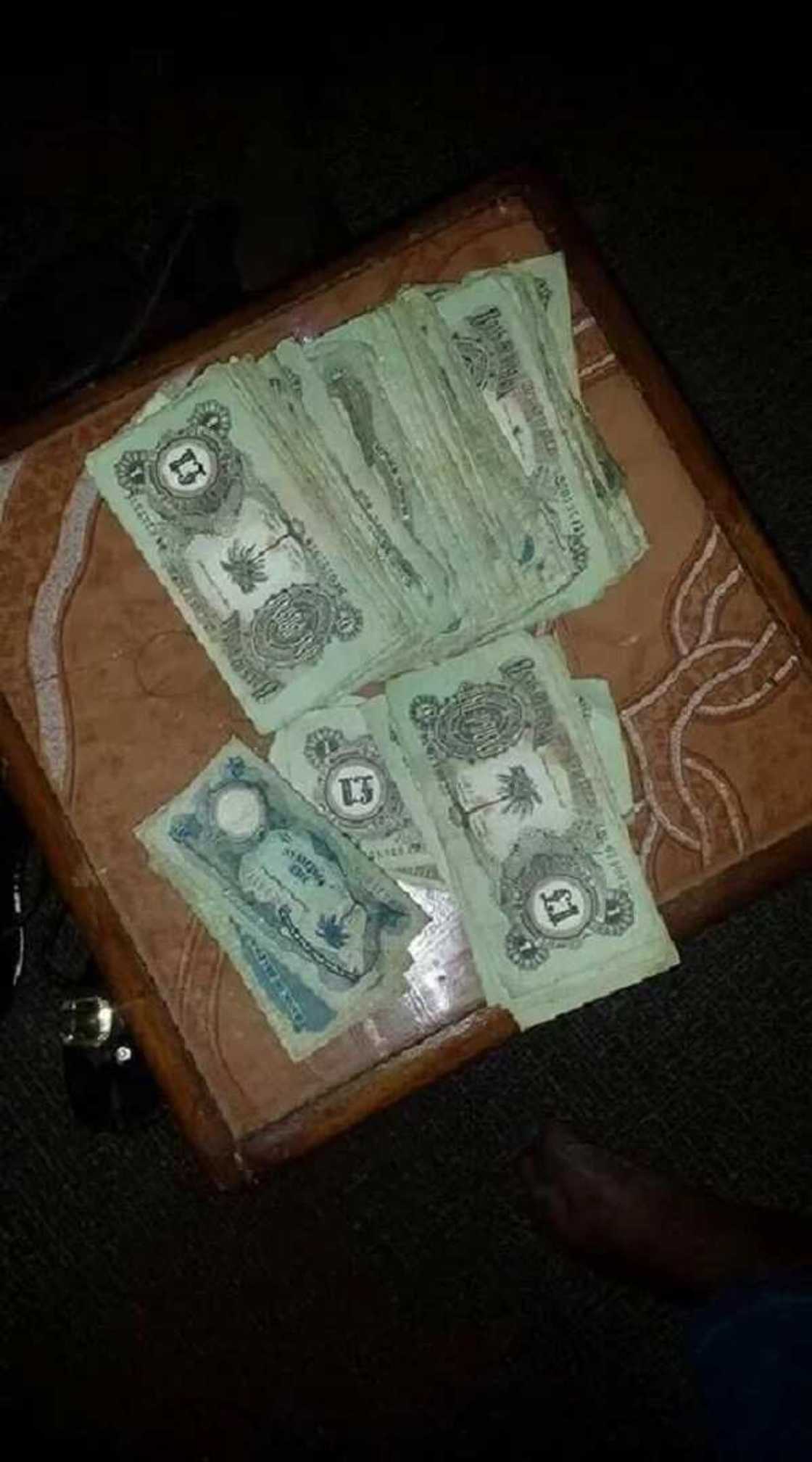 Biyafara: Wata Matashiya ‘yar Najeriya ta samu takadar kudin Biyafara a akwatin kakanta (Hotuna) Biyafara: Wata Matashiya ‘yar Najeriya ta samu takadar kudin Biyafara a akwatin kakanta (Hotuna)