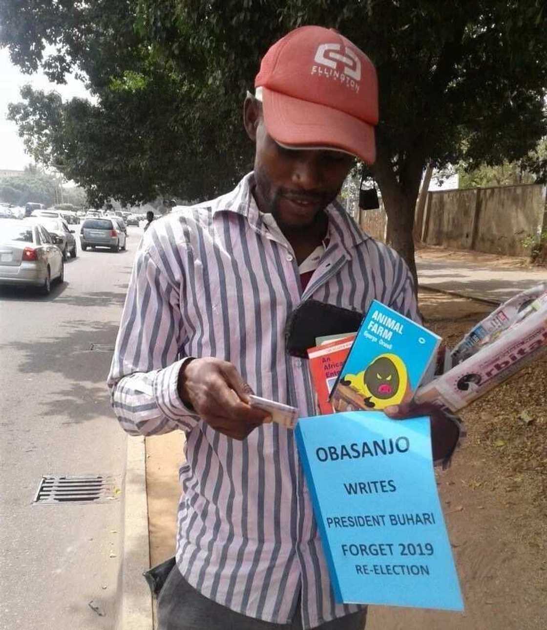 Ana siyar da wasikar da Obasanjo ya aika ga shugaba Buhari a Abuja Ana siyar da wasikar da Obasanjo ya aika ga shugaba Buhari a Abuja