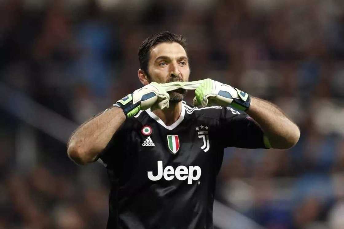 Jerin sunayen masu tsaron raga 5 da suka fi tsada a Duniya baki daya (Hotuna) Jerin sunayen masu tsaron raga 5 da suka fi tsada a Duniya baki daya (Hotuna)