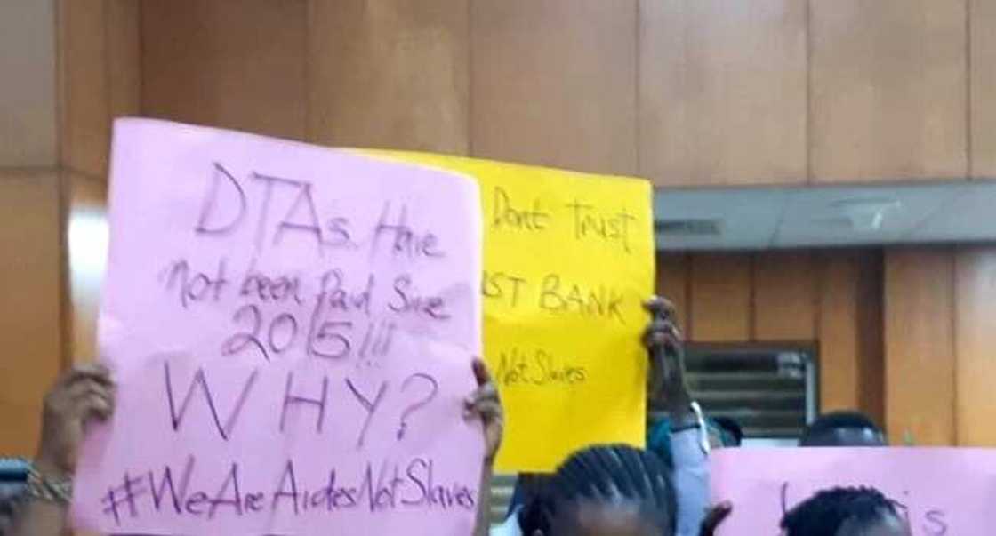 Hotuna: Daga dawowa, Zanga-zanga ya barke majalisar dokokin tarayya Hotuna: Daga dawowa, Zanga-zanga ya barke majalisar dokokin tarayya