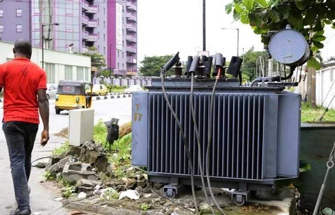 Sarkin Gargajiya ya sayar da Taransfoma 2 da aka bawa kauyensa, an damke tare da mutum 2 Sarkin Gargajiya ya sayar da Taransfoma 2 da aka bawa kauyensa, an damke tare da mutum 2