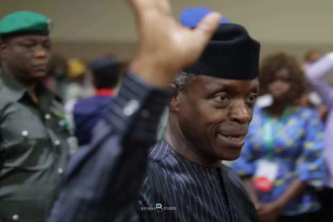 Mataimakin shugaba Buhari Farfesa Osinbajo na lasa aikin koyarwa a aji Mataimakin shugaba Buhari Farfesa Osinbajo na lasa aikin koyarwa a aji