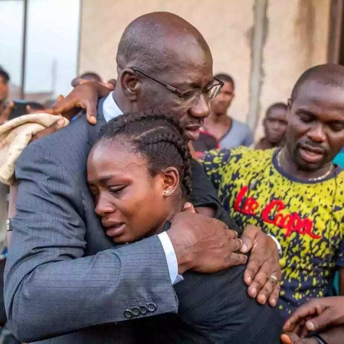 Hotunan ta'aziyyar Gwamna Obaseki ga iyalan direban da 'dan sanda ya kashe a Edo Hotunan ta'aziyyar Gwamna Obaseki ga iyalan direban da 'dan sanda ya kashe a Edo