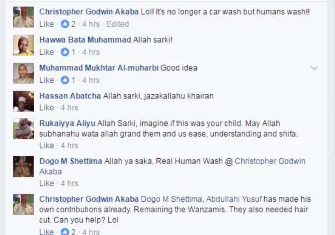 Wani mutumi yayi ma kazaman Almajirai wanka a Maiduguri (Kalli hotuna) Wani mutumi yayi ma kazaman Almajirai wanka a Maiduguri (Kalli hotuna)