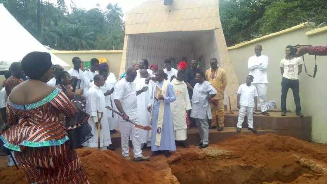 Tears as Ozubulu church victims are buried (photos)