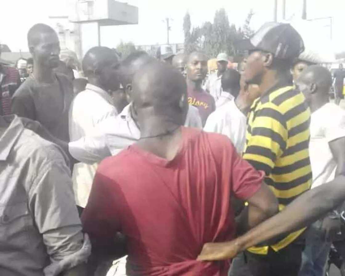 ANGRY MECHANICS BEAT UP PHONE THIEF MERCILESSLY IN ANAMBRA STATE ANGRY MECHANICS BEAT UP PHONE THIEF MERCILESSLY IN ANAMBRA STATE