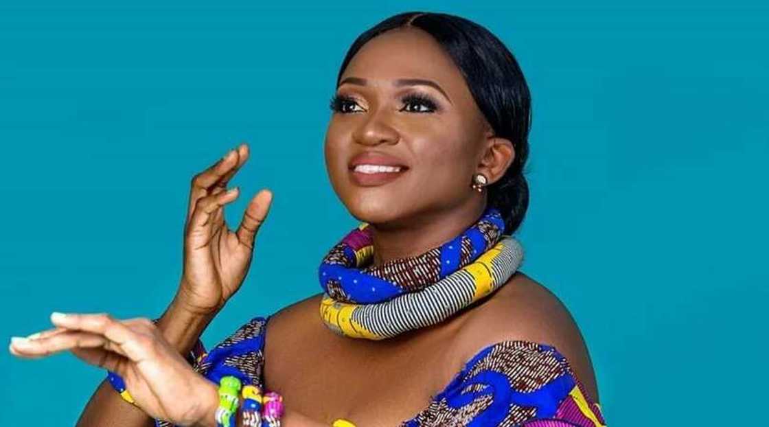 Waje recounts how she battled depression, details how she bent her phone backwards with her bare hands out of anger Waje recounts how she battled depression, details how she bent her phone backwards with her bare hands out of anger