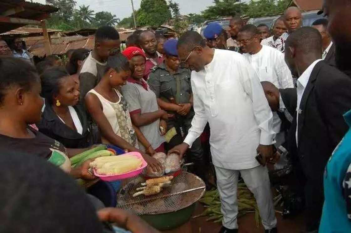 Anambra guber: Senator Andy Uba socialize with Anambraians, promise them a better deal if elected Anambra guber: Senator Andy Uba socialize with Anambraians, promise them a better deal if elected