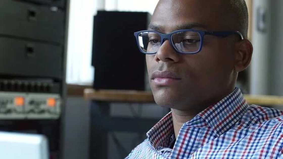 Nigerian office employee Nigerian office employee