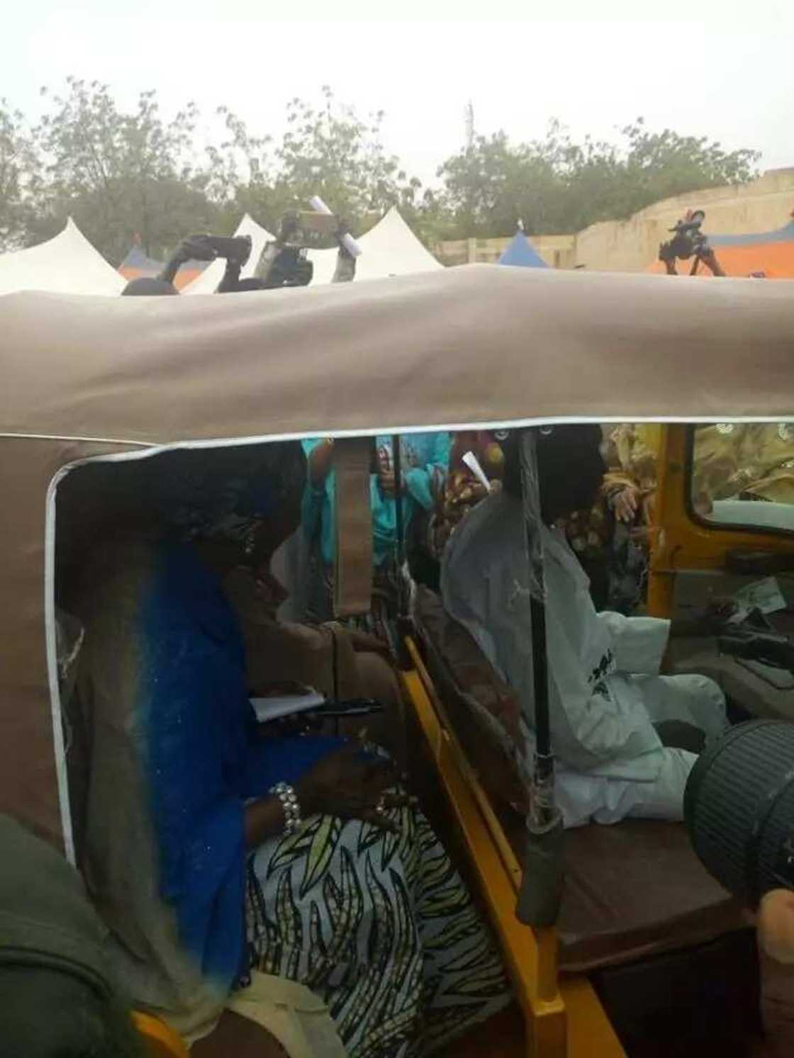 Hotuna: Aisha Buhari tare da Matan Gwamnonin Arewa 19 sun hallarci taron bada tallafi a Katsina Hotuna: Aisha Buhari tare da Matan Gwamnonin Arewa 19 sun hallarci taron bada tallafi a Katsina